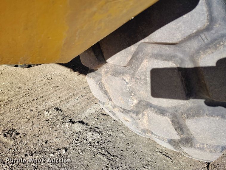 image for item DT0972 2003 John Deere 250D Series II water wagon