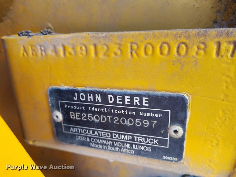 image for item DT0972 2003 John Deere 250D Series II water wagon