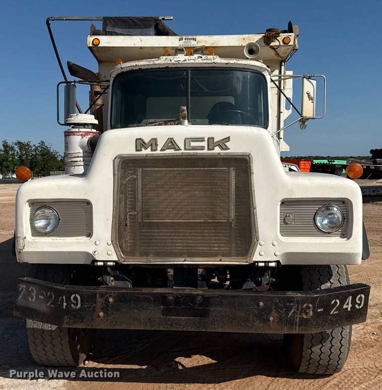 image for item DT6733 1988 Mack DM690S dump truck
