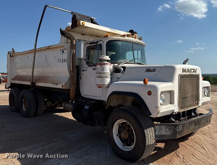 image for item DT6733 1988 Mack DM690S dump truck