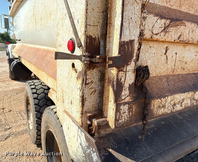 image for item DT6733 1988 Mack DM690S dump truck