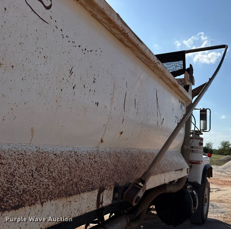 image for item DT6733 1988 Mack DM690S dump truck