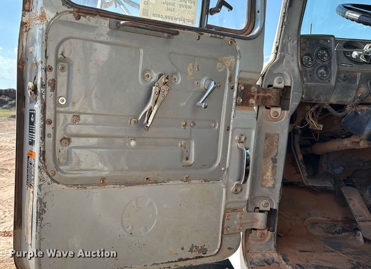 image for item DT6733 1988 Mack DM690S dump truck