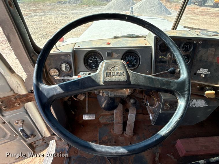 image for item DT6733 1988 Mack DM690S dump truck