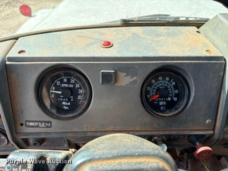 image for item DT6733 1988 Mack DM690S dump truck