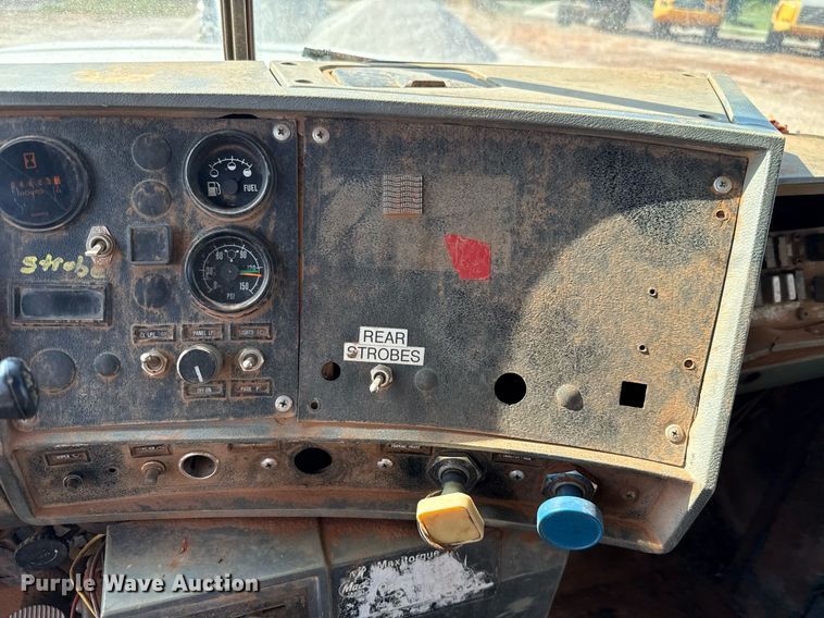 image for item DT6733 1988 Mack DM690S dump truck