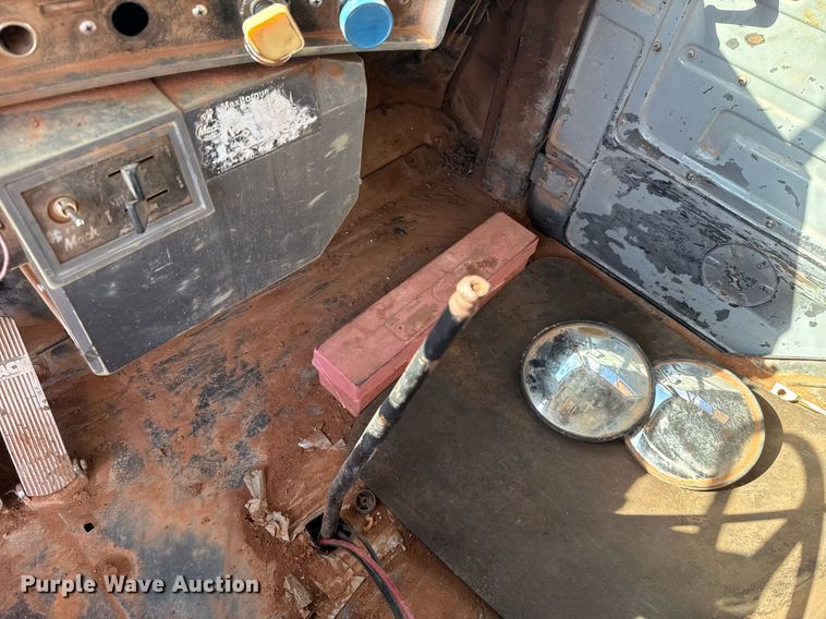 image for item DT6733 1988 Mack DM690S dump truck