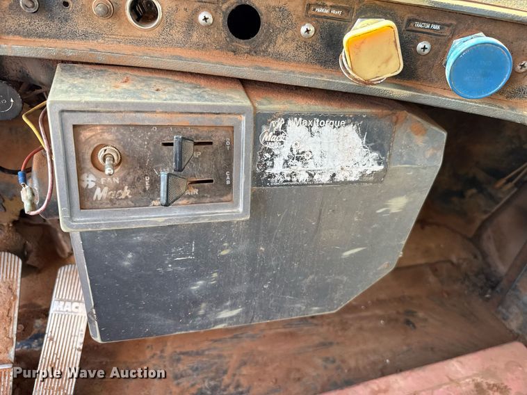 image for item DT6733 1988 Mack DM690S dump truck