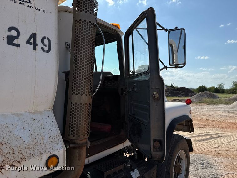 image for item DT6733 1988 Mack DM690S dump truck