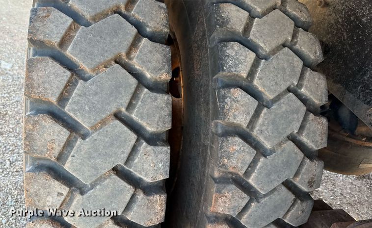 image for item DT6733 1988 Mack DM690S dump truck