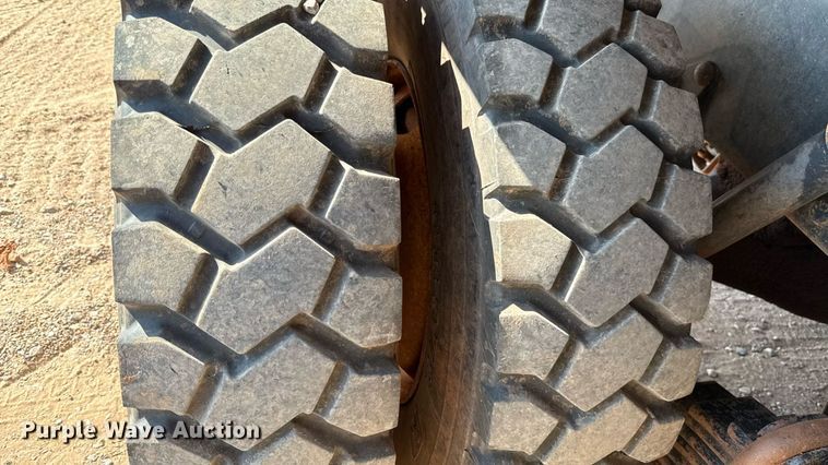 image for item DT6733 1988 Mack DM690S dump truck