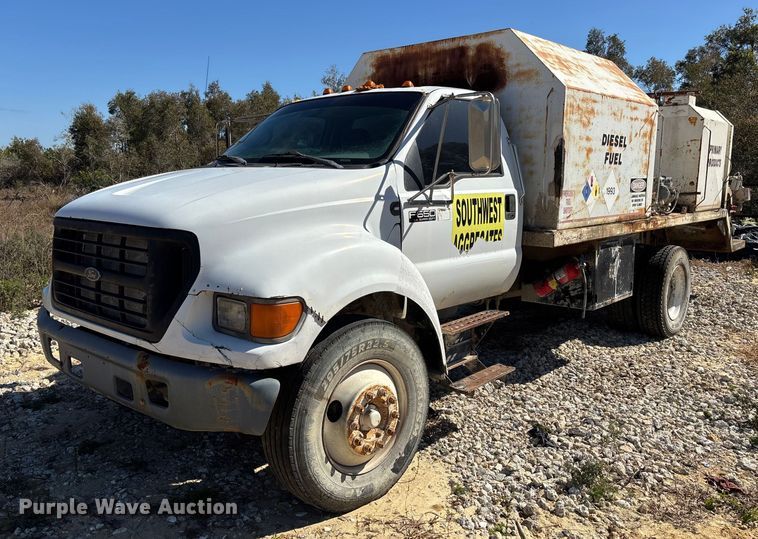 image for item DU0386 2000 Ford F650 Super Duty fuel / lube truck