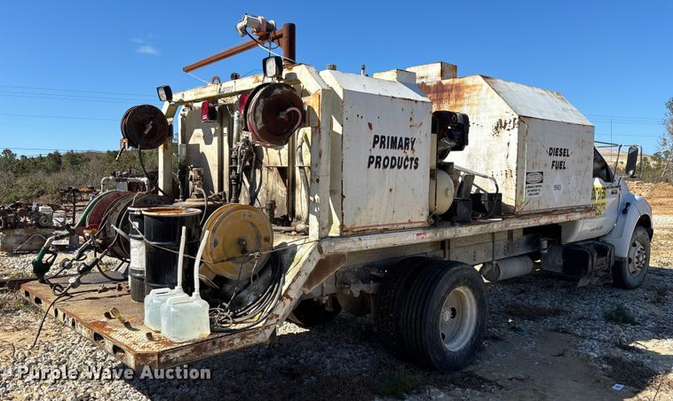 image for item DU0386 2000 Ford F650 Super Duty fuel / lube truck