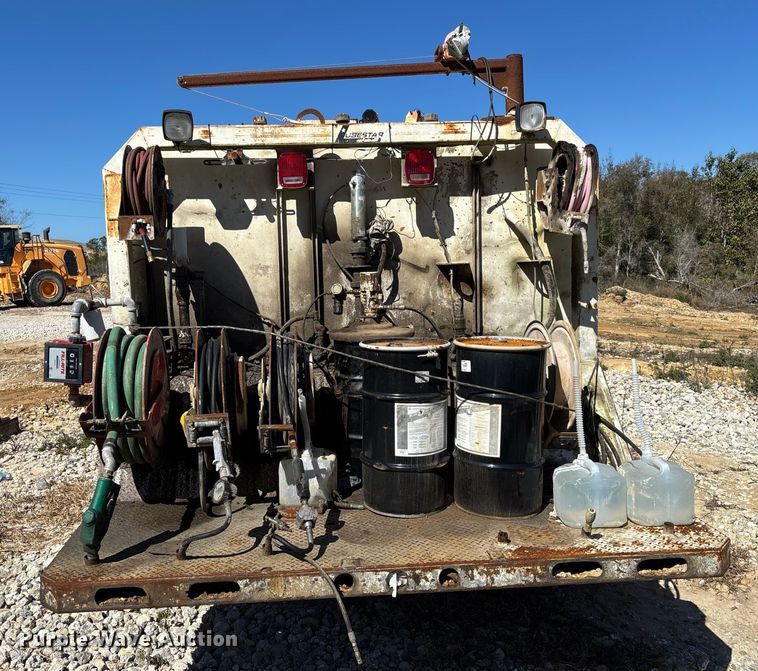 image for item DU0386 2000 Ford F650 Super Duty fuel / lube truck