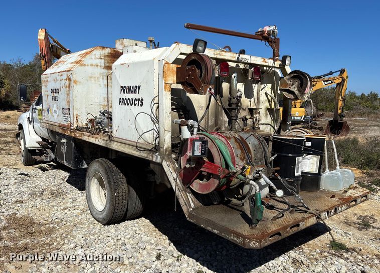 image for item DU0386 2000 Ford F650 Super Duty fuel / lube truck