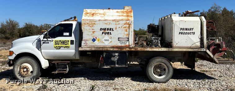 image for item DU0386 2000 Ford F650 Super Duty fuel / lube truck