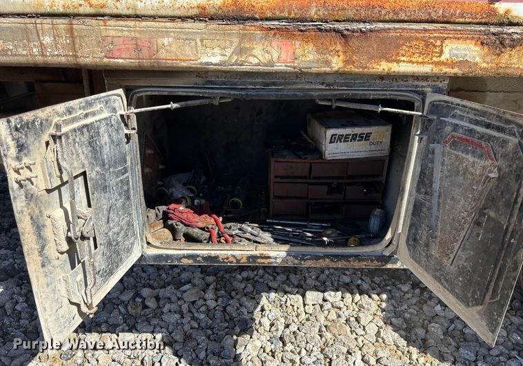 image for item DU0386 2000 Ford F650 Super Duty fuel / lube truck