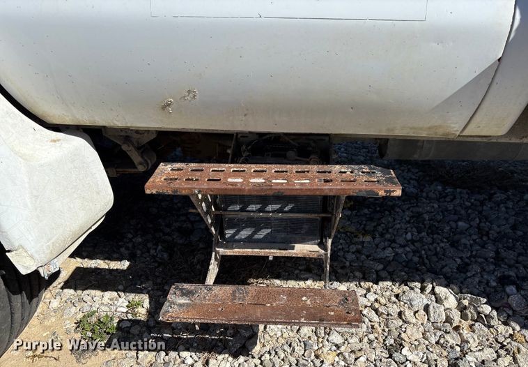 image for item DU0386 2000 Ford F650 Super Duty fuel / lube truck