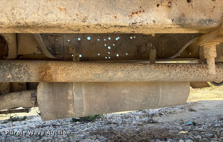 image for item DU0386 2000 Ford F650 Super Duty fuel / lube truck