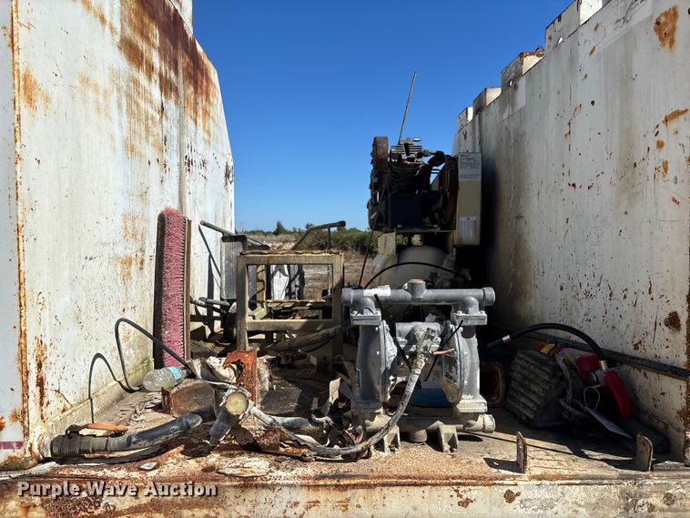 image for item DU0386 2000 Ford F650 Super Duty fuel / lube truck