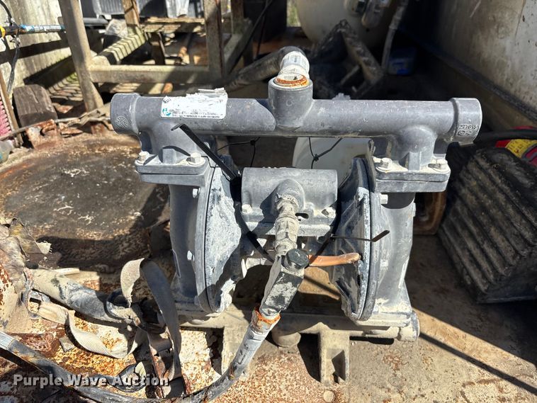 image for item DU0386 2000 Ford F650 Super Duty fuel / lube truck