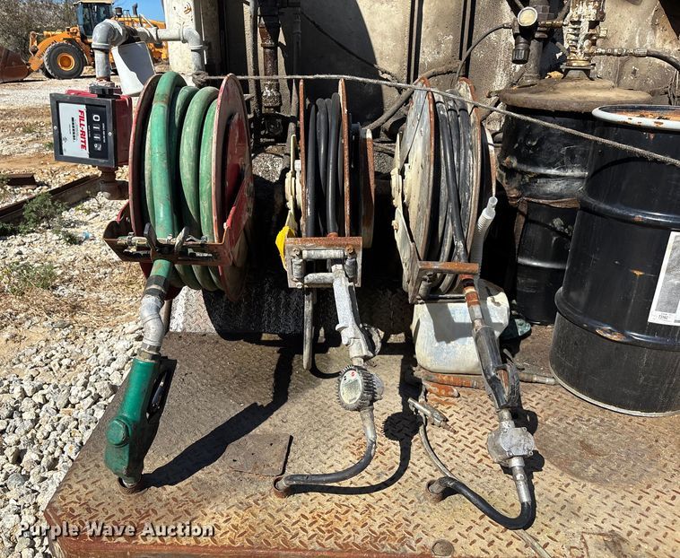 image for item DU0386 2000 Ford F650 Super Duty fuel / lube truck