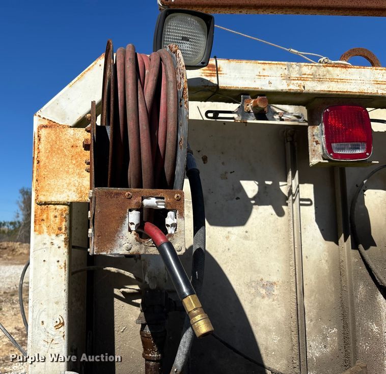 image for item DU0386 2000 Ford F650 Super Duty fuel / lube truck