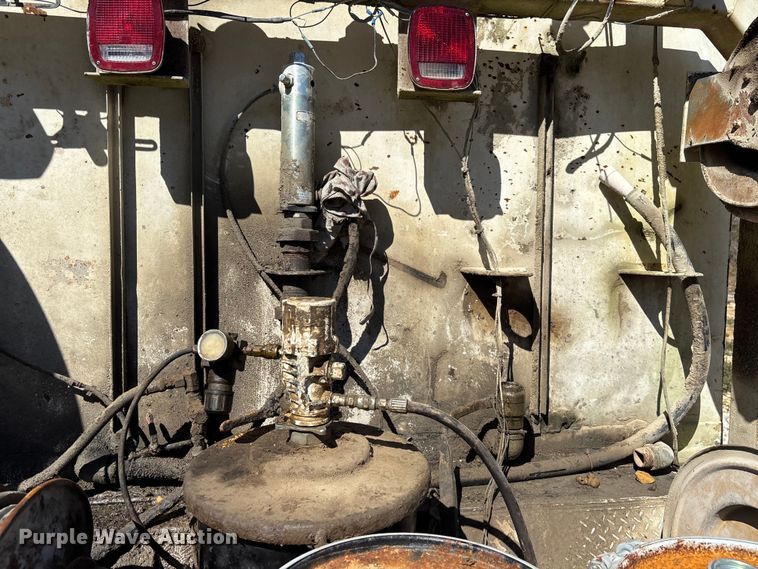 image for item DU0386 2000 Ford F650 Super Duty fuel / lube truck