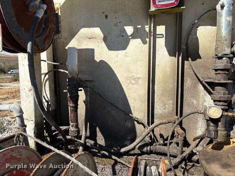 image for item DU0386 2000 Ford F650 Super Duty fuel / lube truck