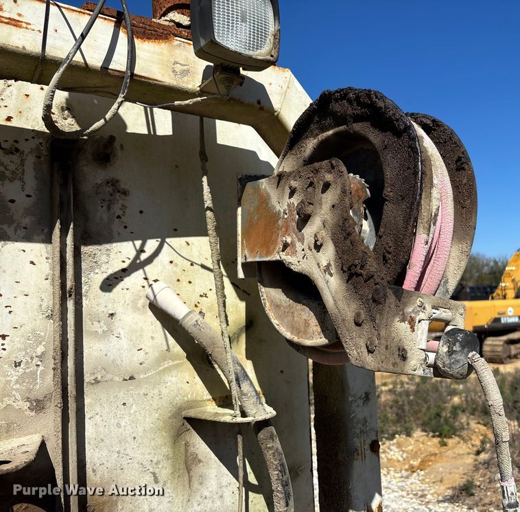 image for item DU0386 2000 Ford F650 Super Duty fuel / lube truck