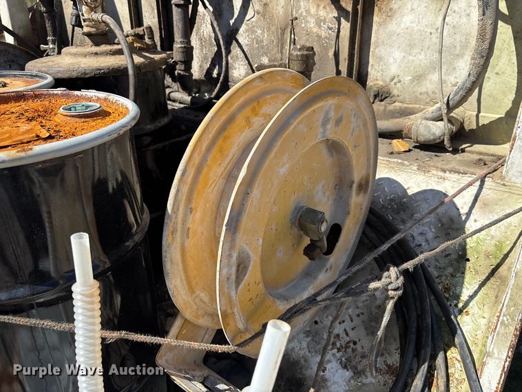 image for item DU0386 2000 Ford F650 Super Duty fuel / lube truck