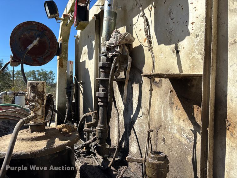 image for item DU0386 2000 Ford F650 Super Duty fuel / lube truck