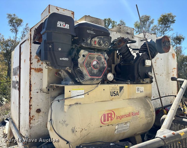 image for item DU0386 2000 Ford F650 Super Duty fuel / lube truck