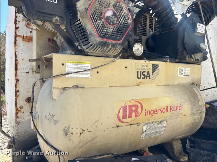 image for item DU0386 2000 Ford F650 Super Duty fuel / lube truck