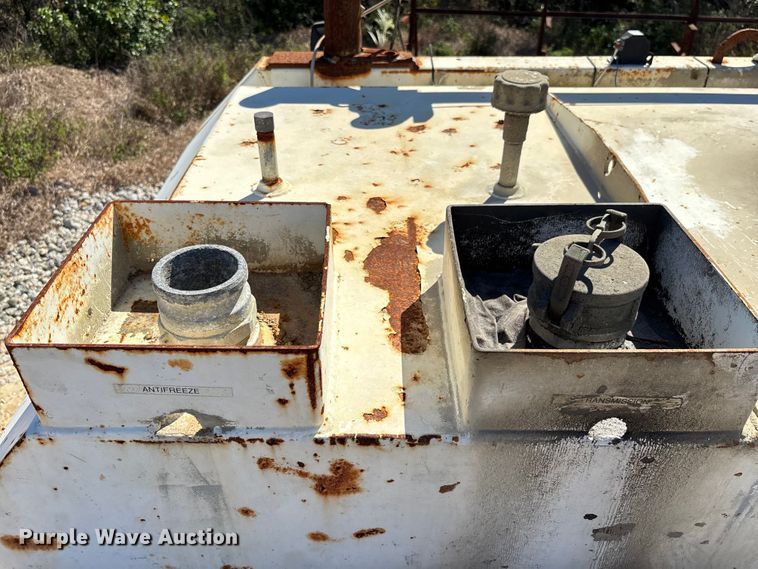 image for item DU0386 2000 Ford F650 Super Duty fuel / lube truck