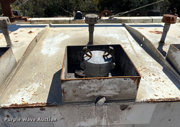 image for item DU0386 2000 Ford F650 Super Duty fuel / lube truck