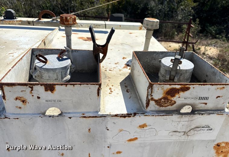 image for item DU0386 2000 Ford F650 Super Duty fuel / lube truck