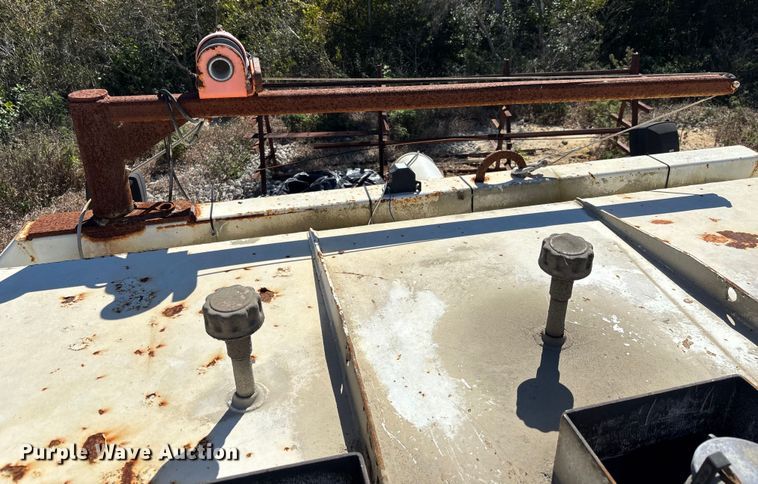 image for item DU0386 2000 Ford F650 Super Duty fuel / lube truck