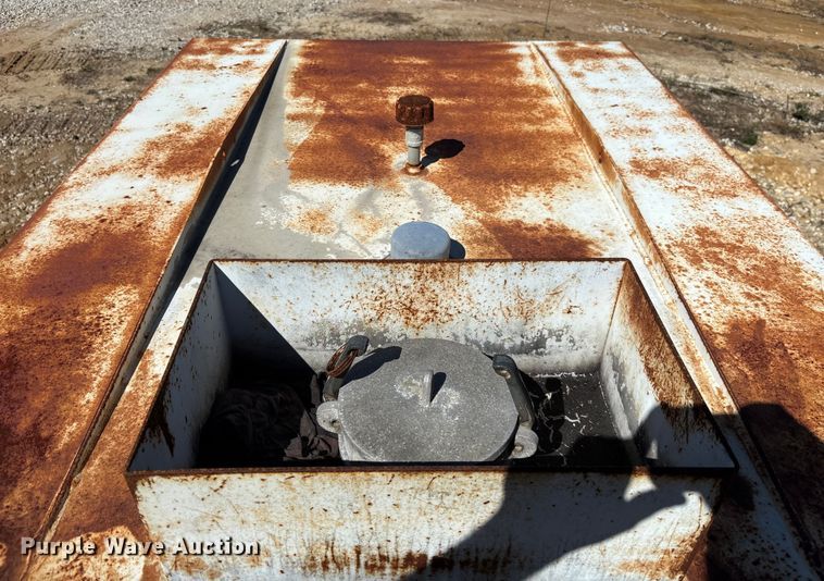 image for item DU0386 2000 Ford F650 Super Duty fuel / lube truck