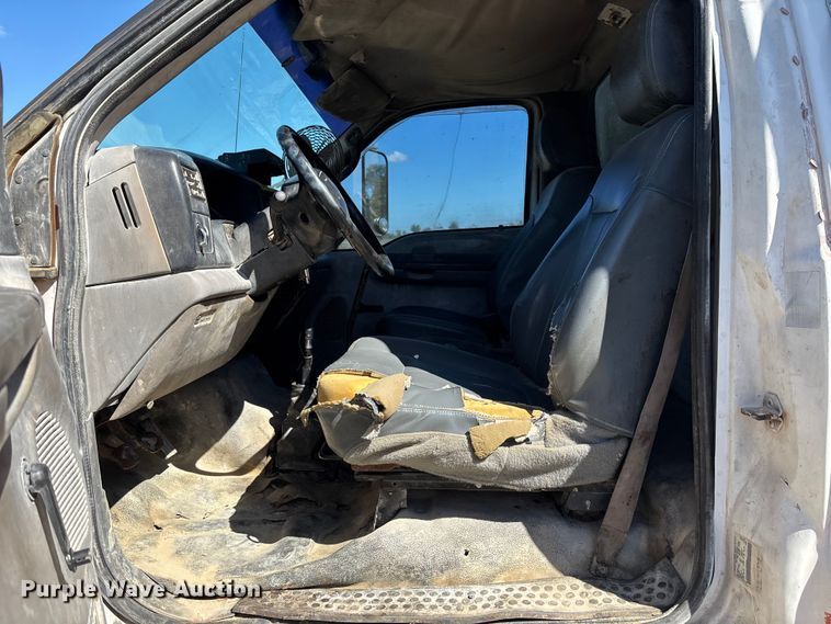 image for item DU0386 2000 Ford F650 Super Duty fuel / lube truck