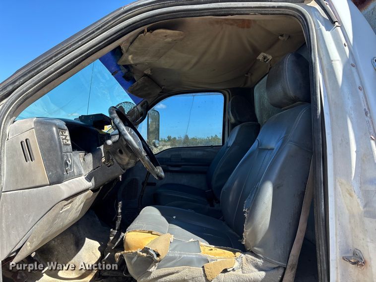 image for item DU0386 2000 Ford F650 Super Duty fuel / lube truck