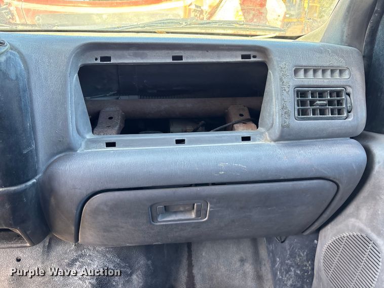 image for item DU0386 2000 Ford F650 Super Duty fuel / lube truck