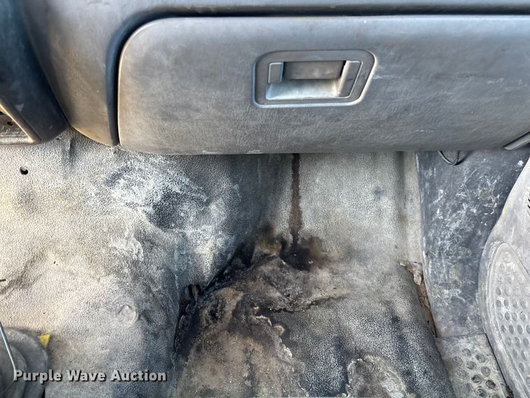 image for item DU0386 2000 Ford F650 Super Duty fuel / lube truck