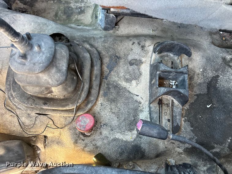 image for item DU0386 2000 Ford F650 Super Duty fuel / lube truck