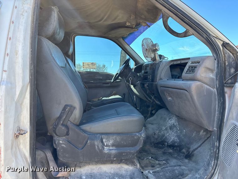 image for item DU0386 2000 Ford F650 Super Duty fuel / lube truck