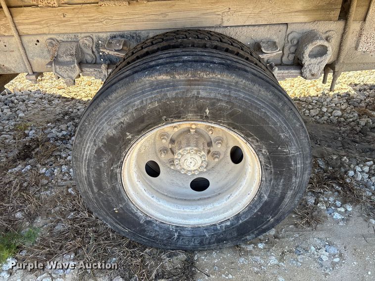 image for item DU0386 2000 Ford F650 Super Duty fuel / lube truck