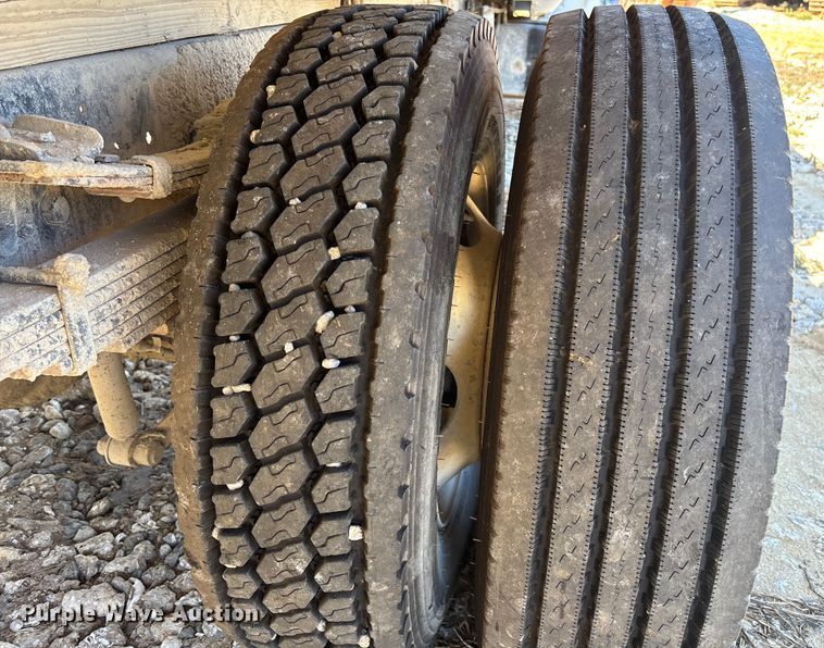 image for item DU0386 2000 Ford F650 Super Duty fuel / lube truck