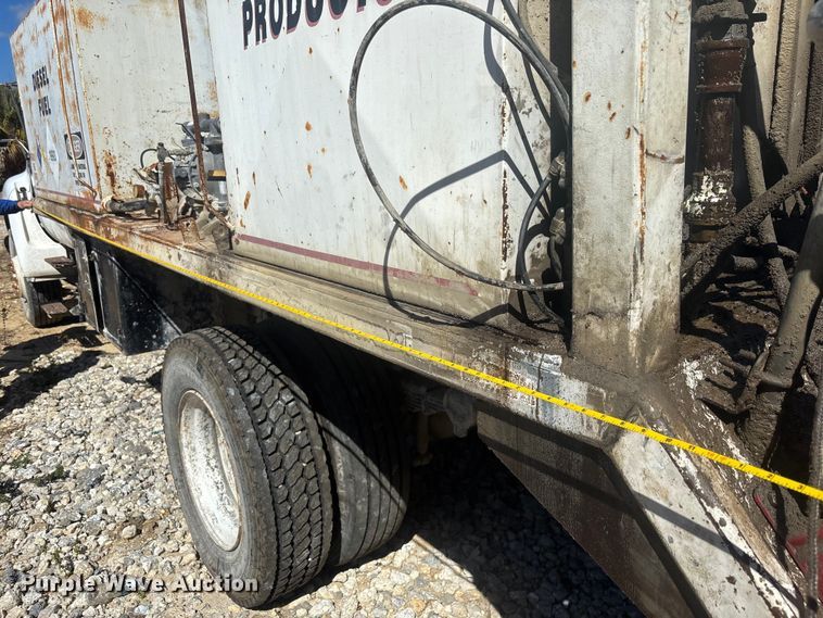 image for item DU0386 2000 Ford F650 Super Duty fuel / lube truck