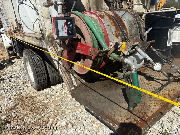 image for item DU0386 2000 Ford F650 Super Duty fuel / lube truck