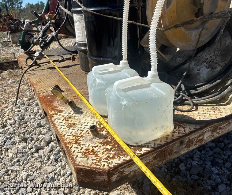 image for item DU0386 2000 Ford F650 Super Duty fuel / lube truck